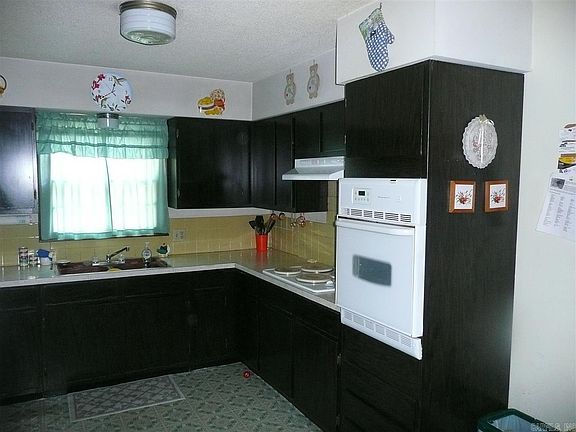 5th image of 135 Marion Ave