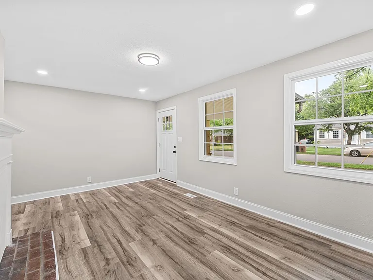 2124 Woodbine Ave — Photo 8