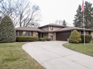 26 Marie Dr, Downers Grove, IL 60516