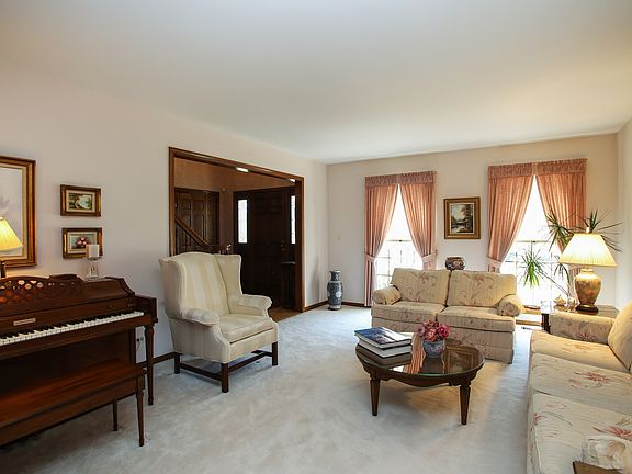 3rd image of 212 E Brett Ct