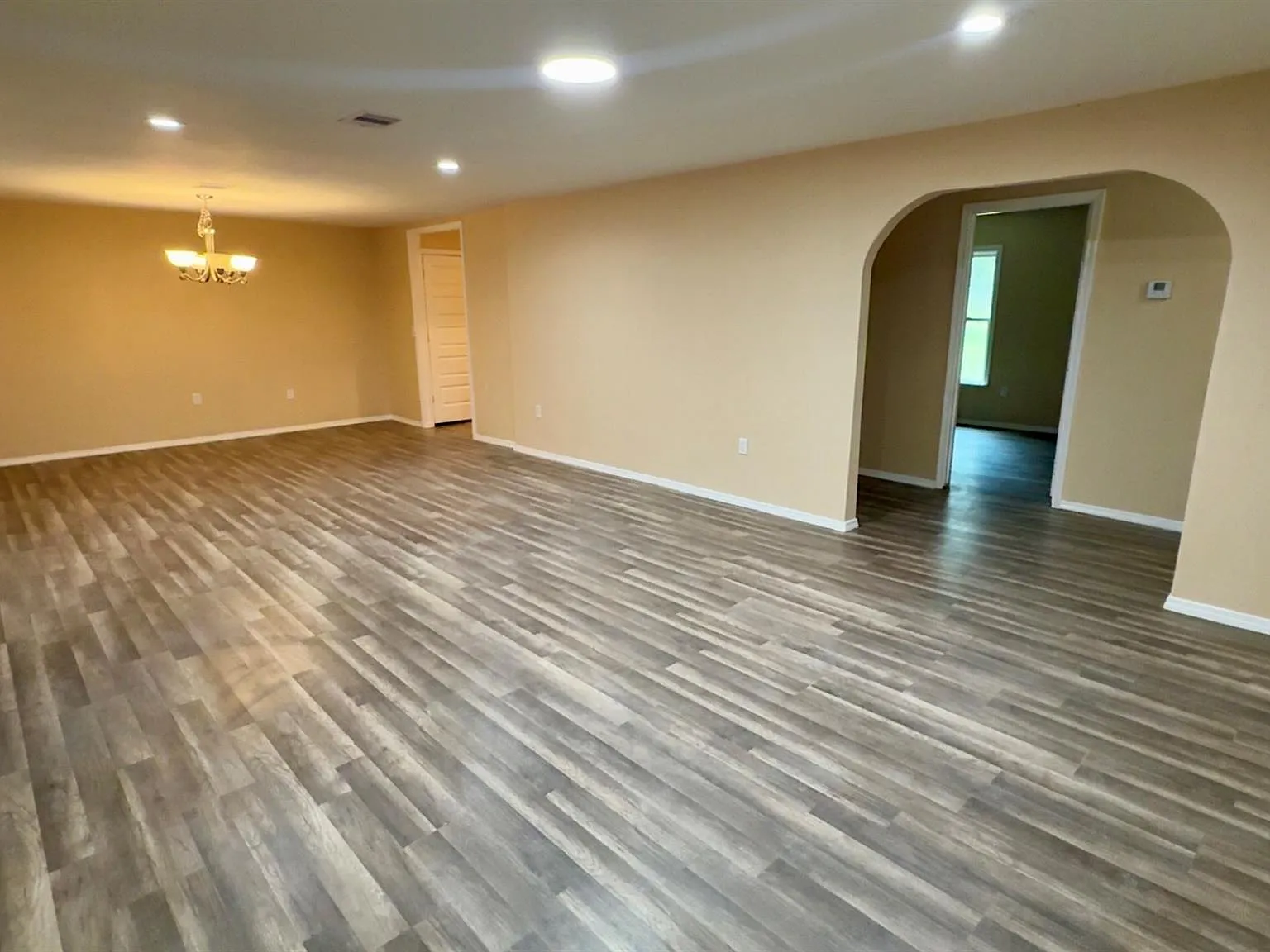 3 bed, 2.0 bath, 1200 sqft, $1,250 — Photo 2