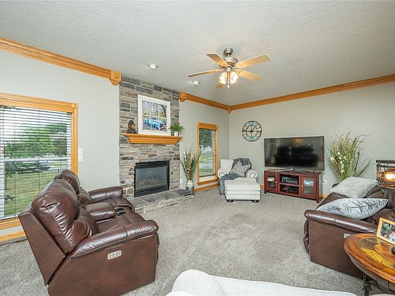 2nd image of 2304 SW Woodland Ct