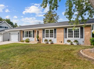 15 Lancaster Ave, Elk Grove Village, IL 60007