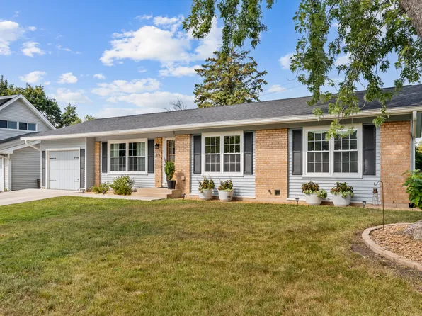 15 Lancaster Ave, Elk Grove Village, IL 60007