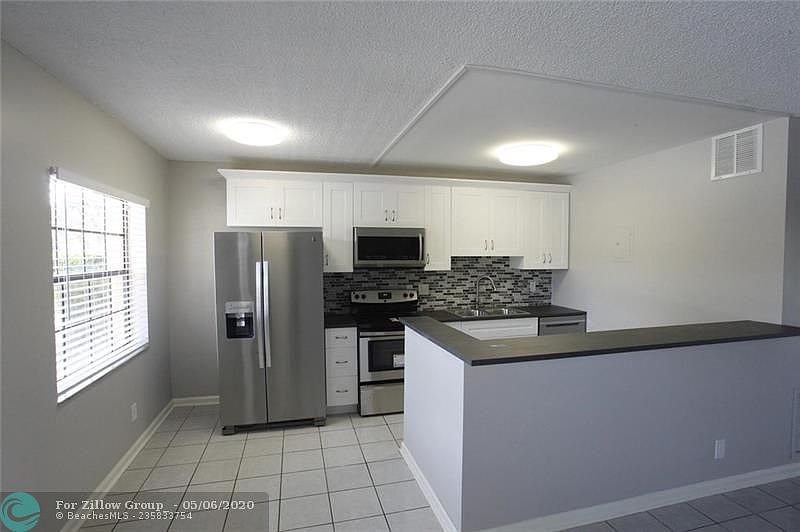 1st image of 1004 Pine Dr APT 101