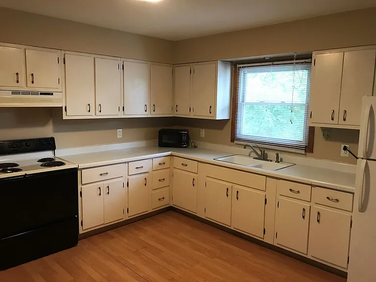 622 W Clark St — Photo 2