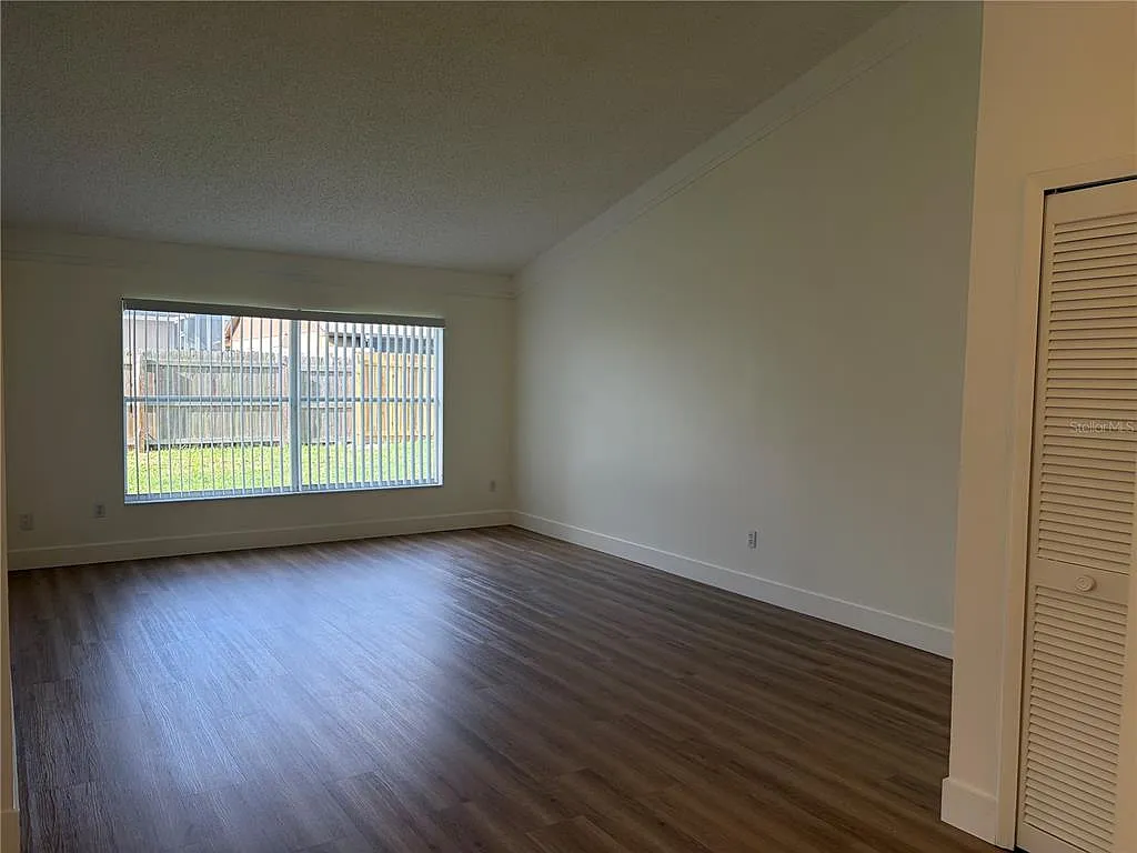 3 bed, 2.0 bath, 1972 sqft, $2,500 — Photo 4