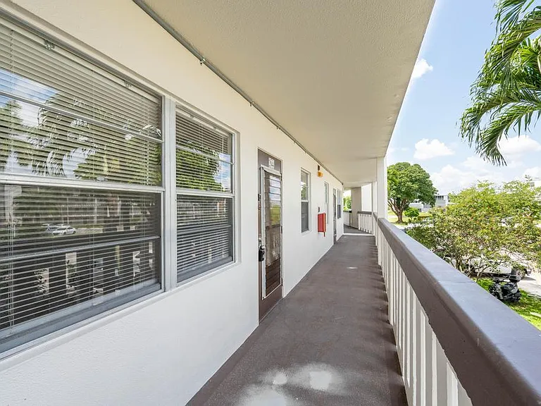 2044 Hythe Pl #C — Photo 4