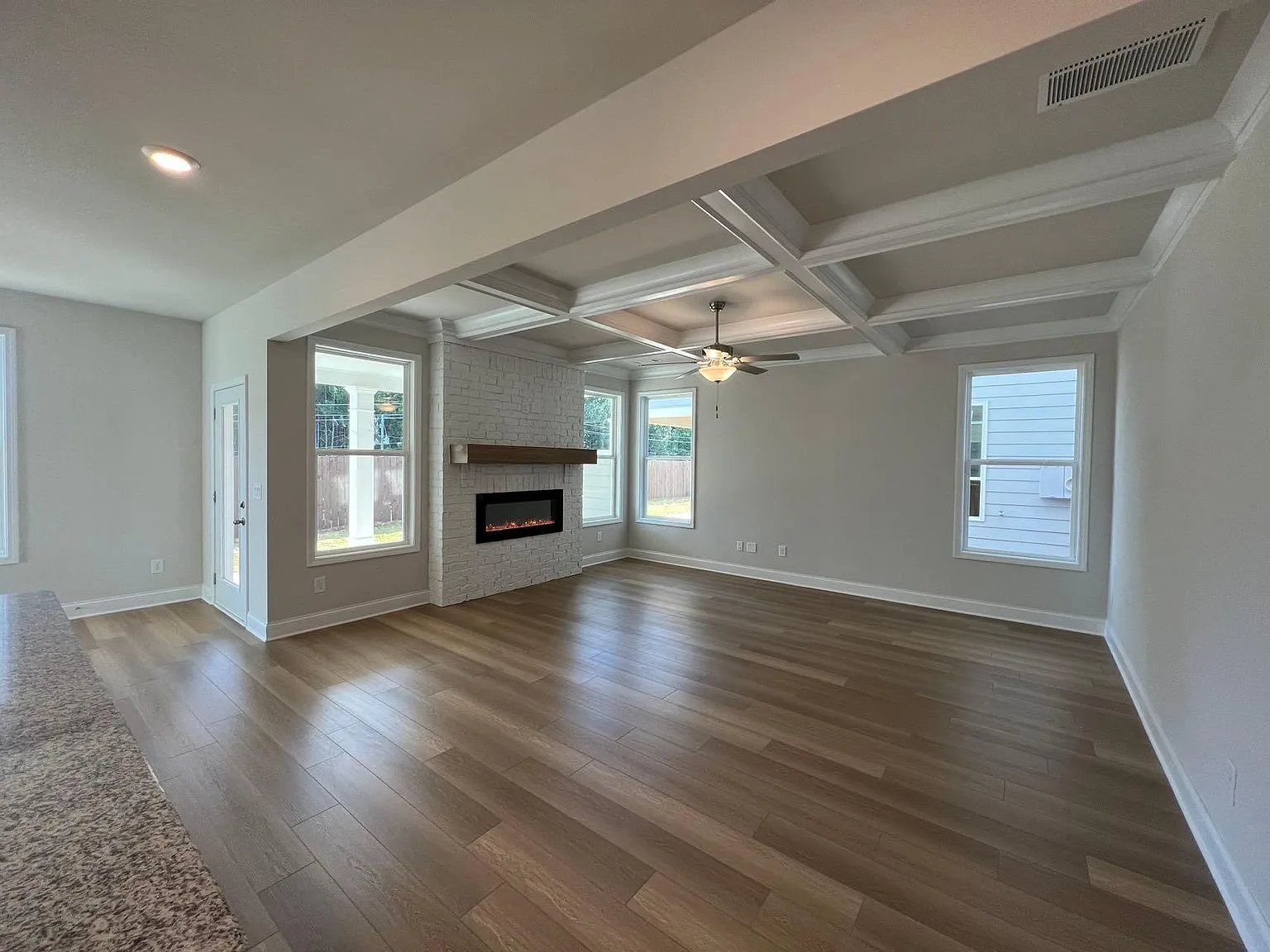 4 bed, 2.5 bath, 2370 sqft, $2,350 — Photo 4