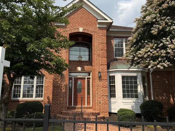 12500 Falkirk Dr, Fairfax, VA 22033