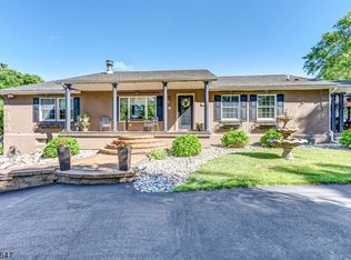 17 Kitchen Rd, Asbury, NJ 08802