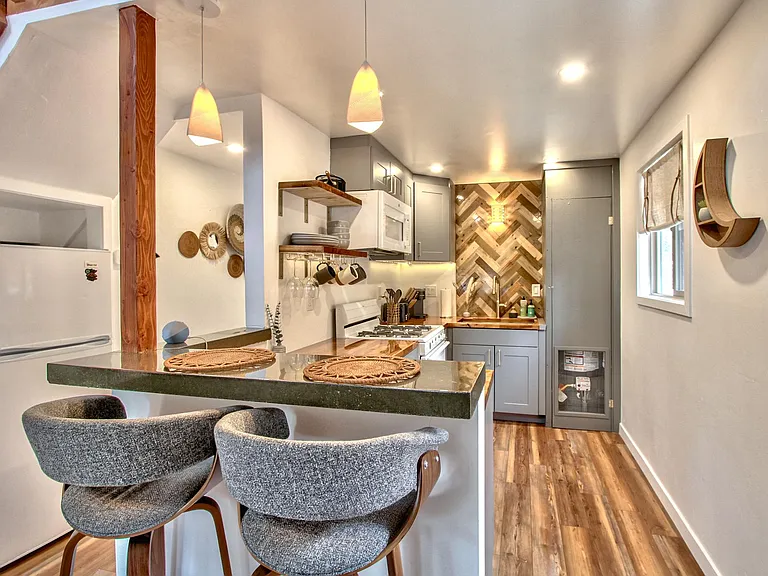 426 Maple Ln — Photo 4