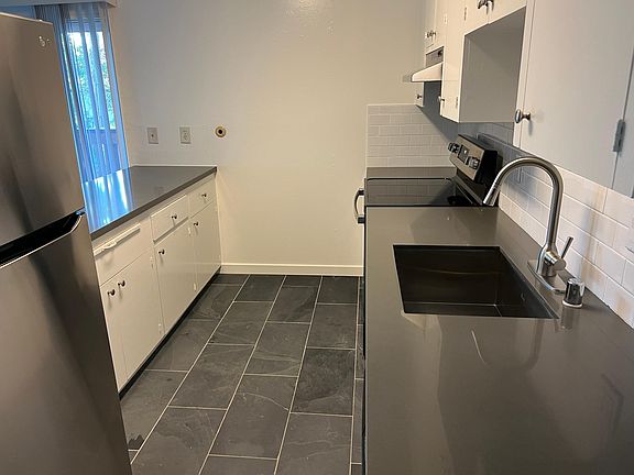 2nd image of 1035 El Camino Real #8