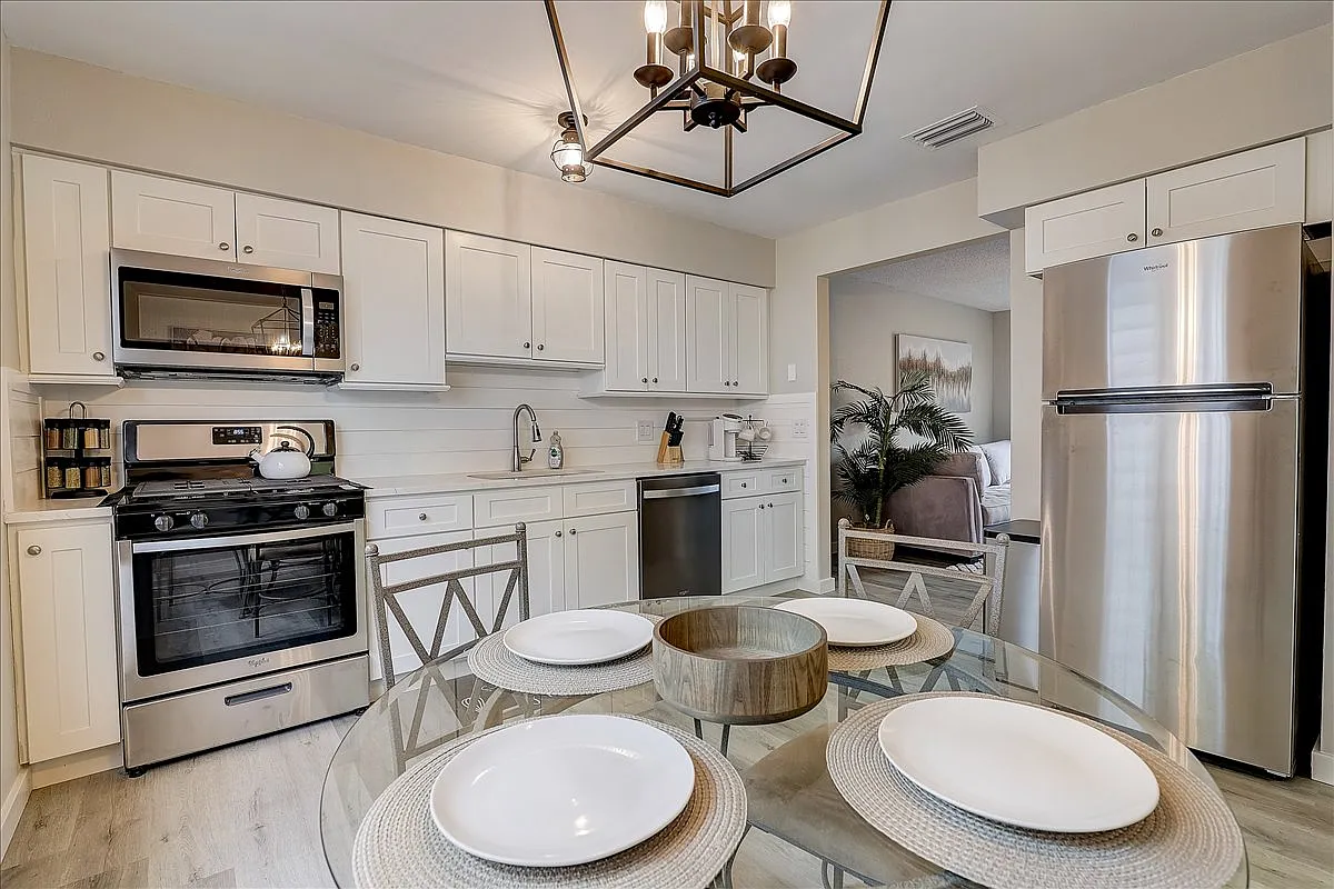 2 bed, 980 sqft, $1,950 — Photo 1