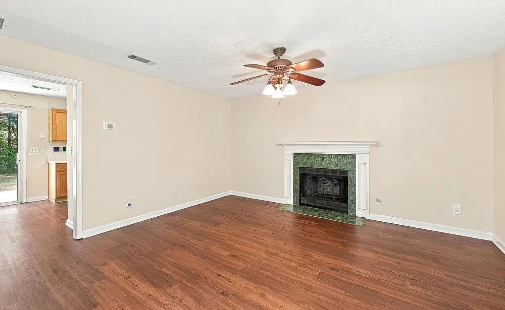 3 bed, 2.5 bath, 1705 sqft, $2,025 — Photo 4