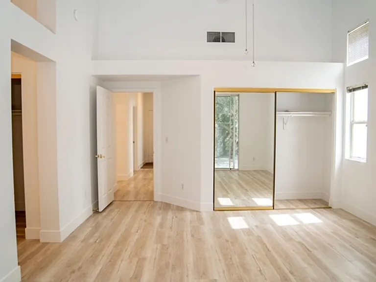 1417 Country Hollow Dr — Photo 14