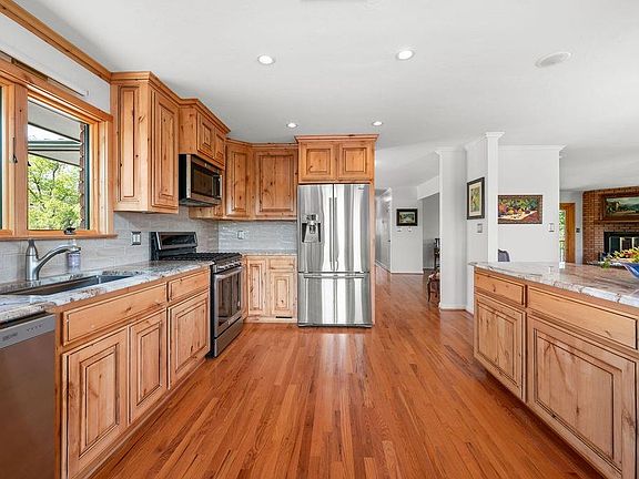5th image of 689 Canyon Creek Dr
