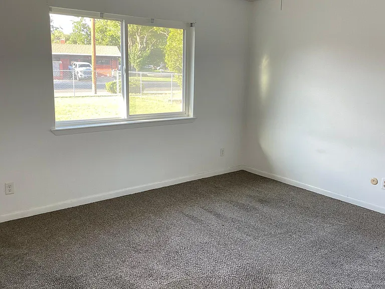 508 W Poe St — Photo 6