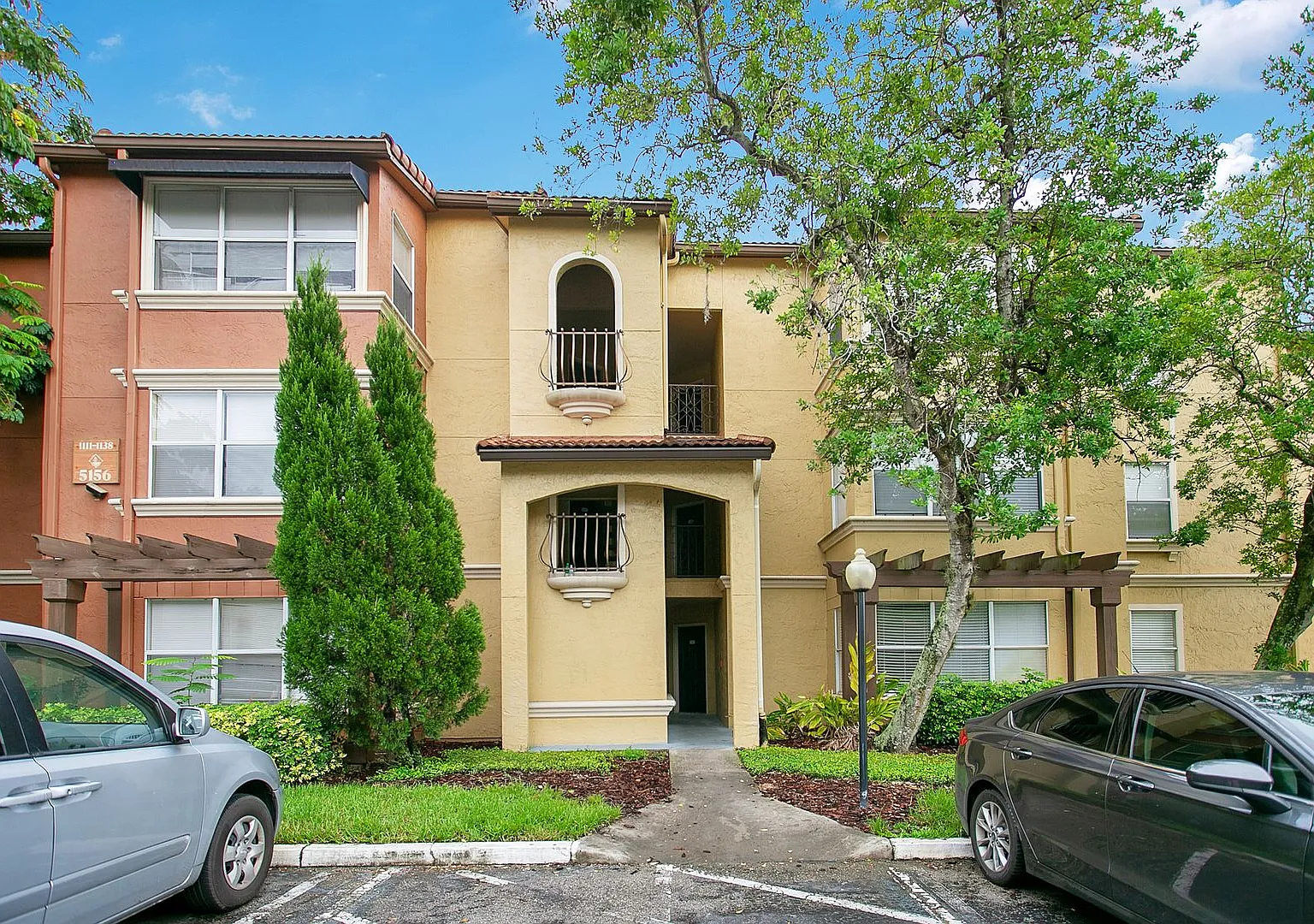 2 BR / 2 BA Condo In Villa Medici — Photo 1