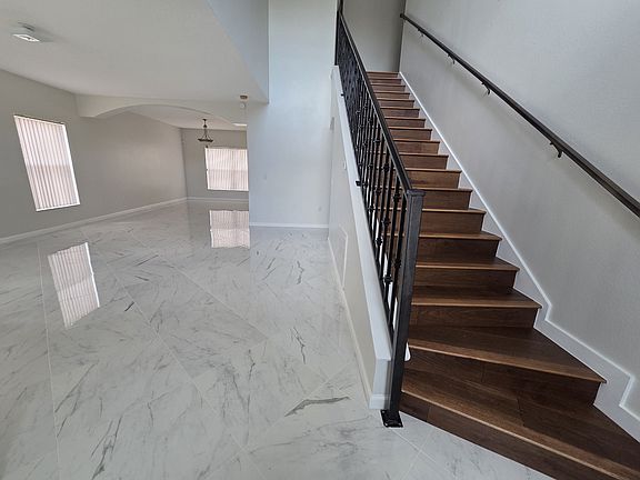 3rd image of 330 Aldershot Ct