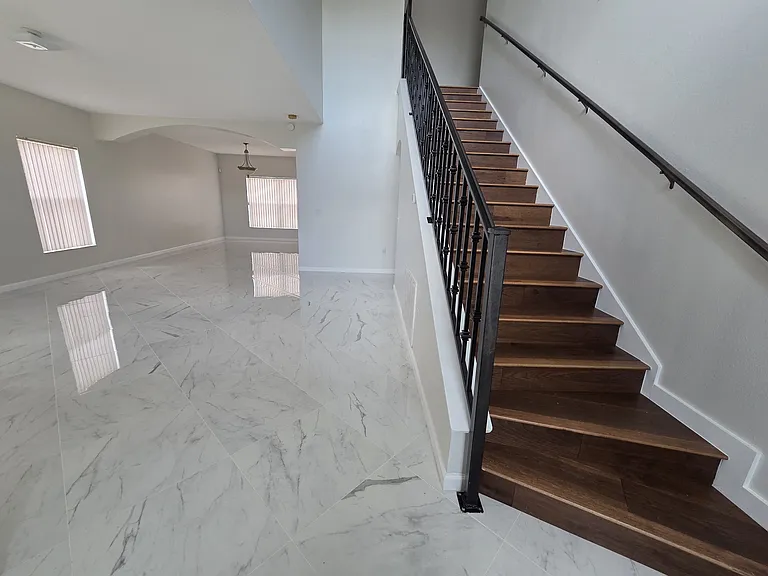 330 Aldershot Ct — Photo 3