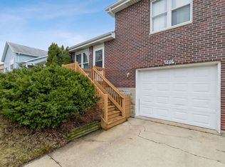 880 Carol Ave, Woodstock, IL 60098