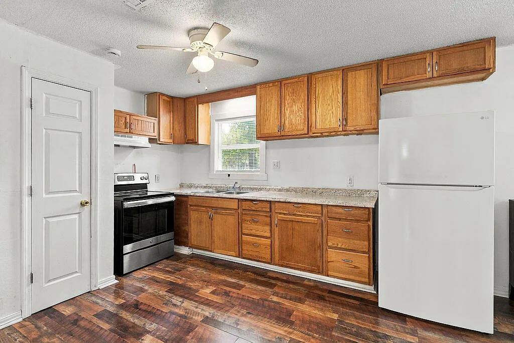3 bed, 1.0 bath, 1100 sqft, $1,300 — Photo 3