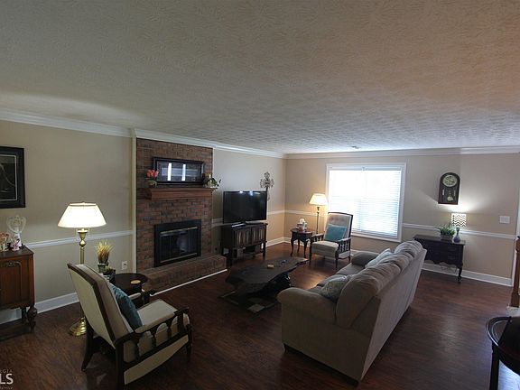 2nd image of 909 Huntington Pl