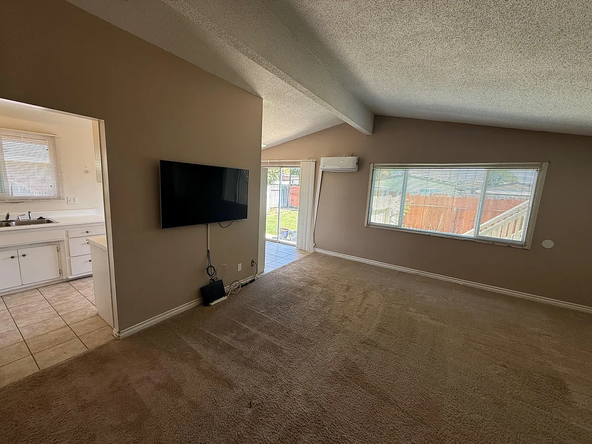 Photo 2 of 12 - 1482 Paul St #ABOVE GARAGE - Simi Valley, CA Building Photo - 1482 Paul St #ABOVE GARAGE