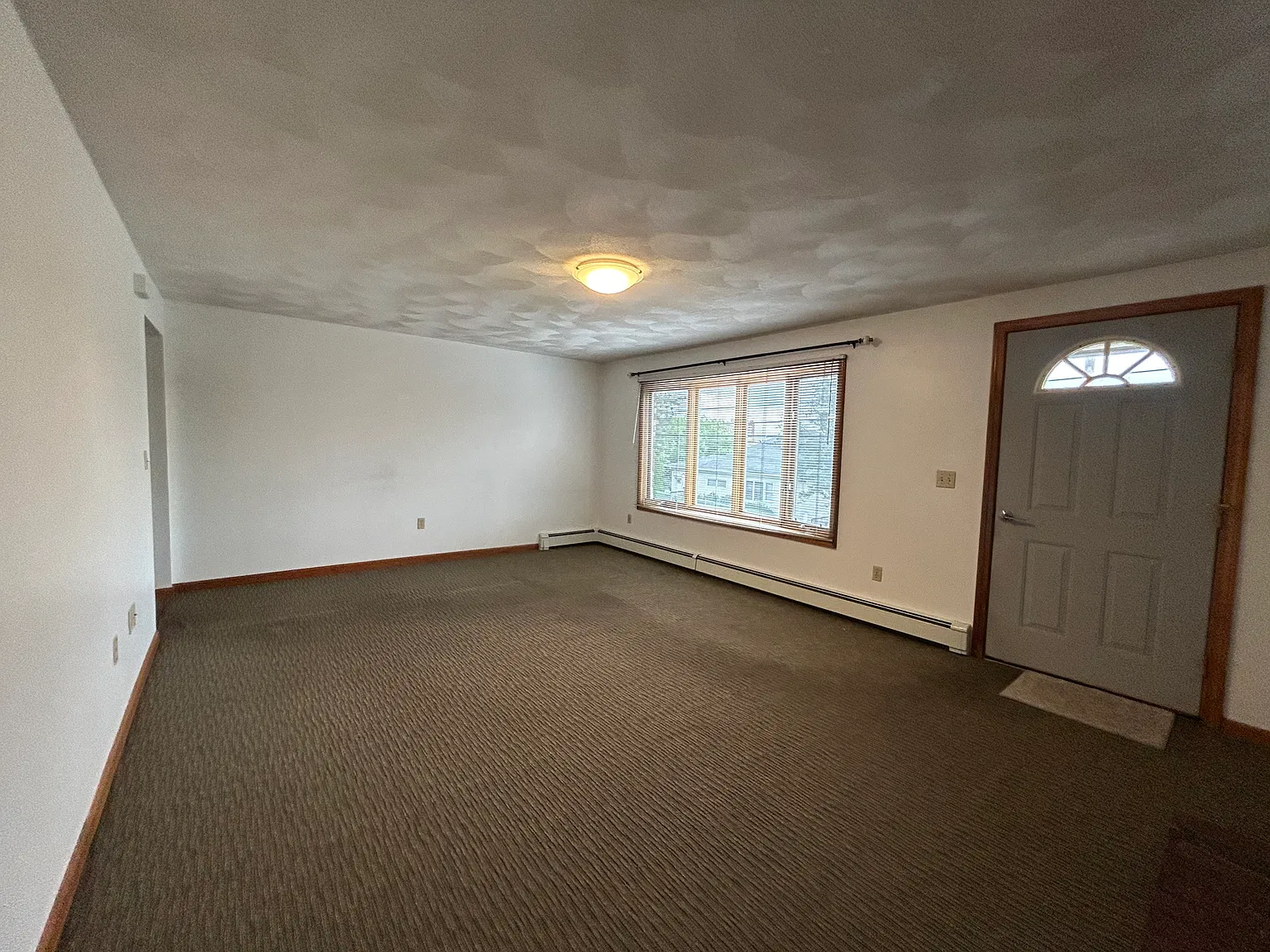 3 bed, 1.5 bath, 9999 sqft, $2,800 — Photo 2