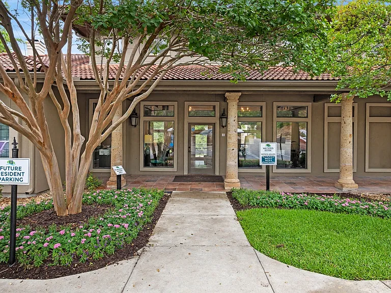 Waters Edge Apartments in Georgetown, TX