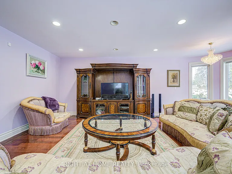 49 Arjay Cres — Photo 17