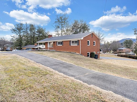 3rd image of 15 Holly Ln