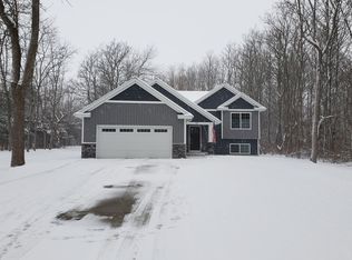 186 Lakeview Dr, Wayland, MI 49348