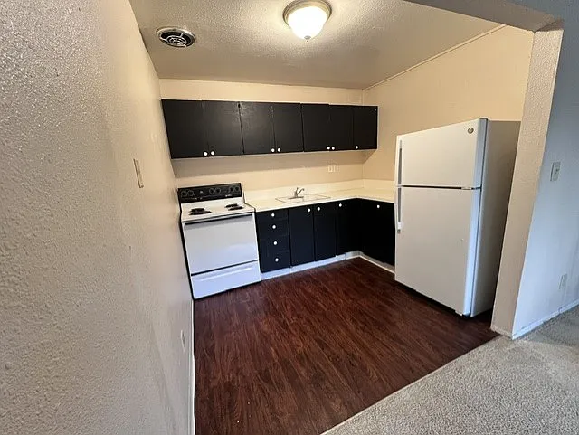 Cinebar Apartments — Photo 3