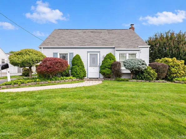8 Park Circle N, Farmingdale, NY 11735