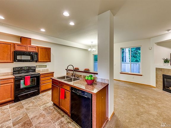 3rd image of 142 NE Miramar Cir