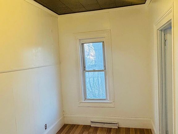5th image of 402 Oak St