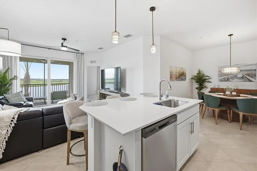 3 bed, 2.0 bath, 1301 sqft, $2,300 — Photo 3