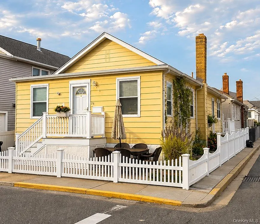 3 bed, 1.0 bath, 1012 sqft, $2,900 — Photo 1