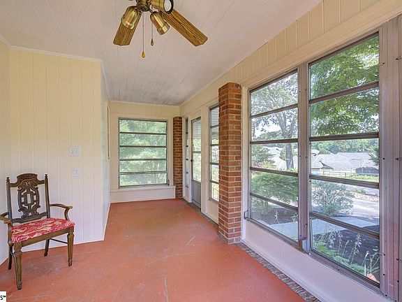 4th image of 15 Linden Dr