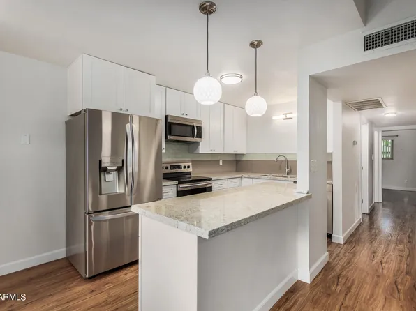 2221 W FARMDALE Avenue #4, Mesa, AZ 85202