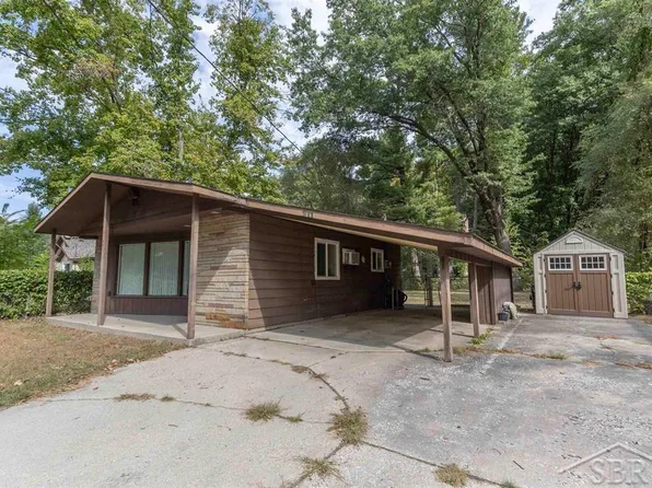 211 Cass St, Sanford, MI 48657