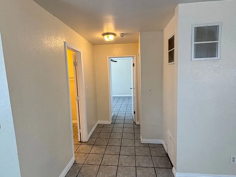 11751 Hart St — Photo 7