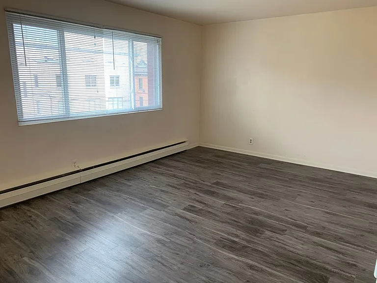 1456 N Farwell Ave — Photo 27