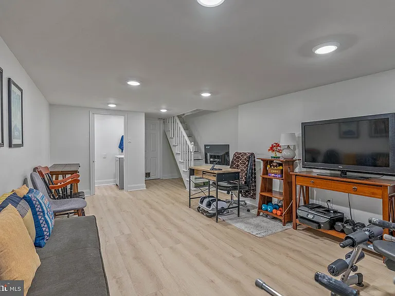 3183 E Thompson St — Photo 15