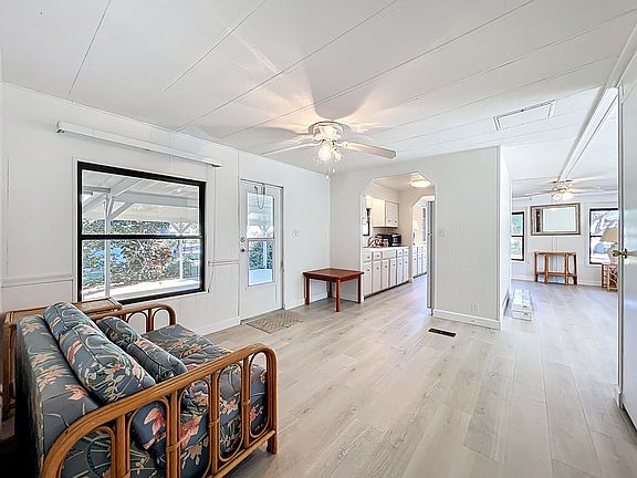 4th image of 909 Sequoia St