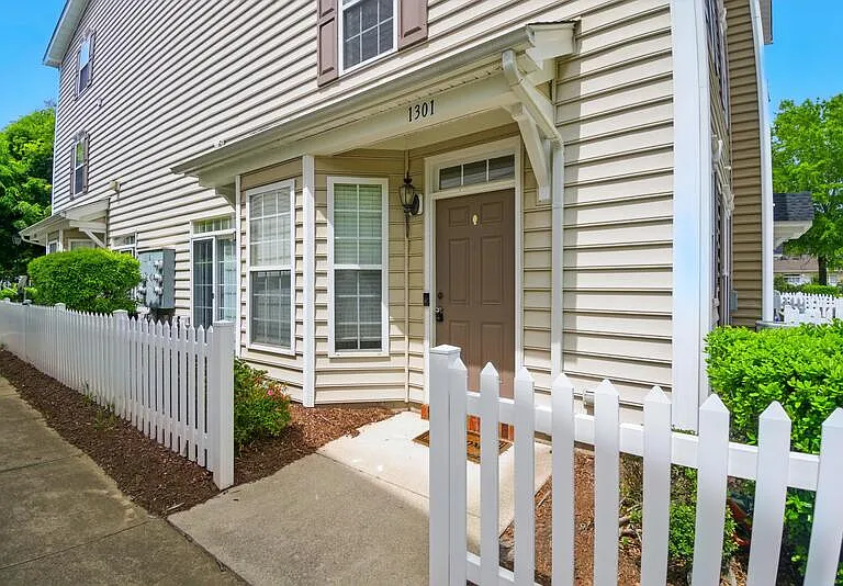 1301 Teton Cir — Photo 2