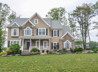 8 Windy Dr, Shavertown, PA 18708