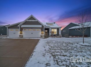 2651 Meadow Woods Dr, Grand Rapids, MI 49534
